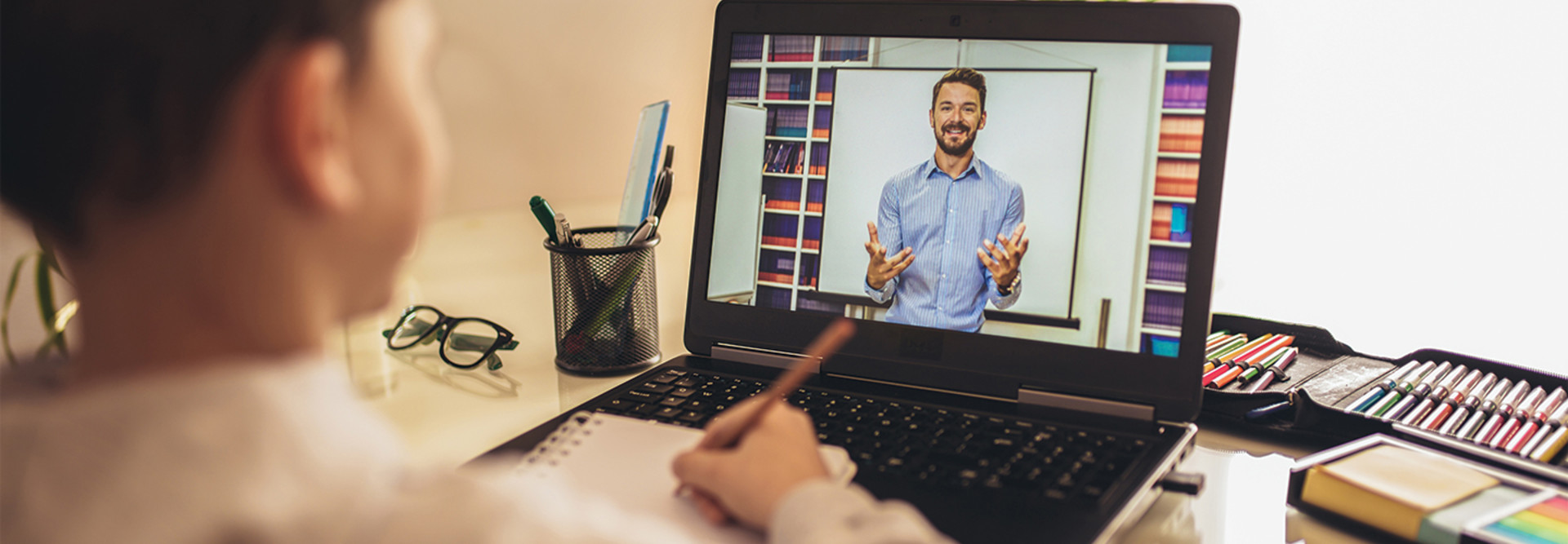 Nowoczesne aplikacje i platformy e-learningowe skutecznie wspierają indywidualny rozwój uczniów w nauczaniu domowym