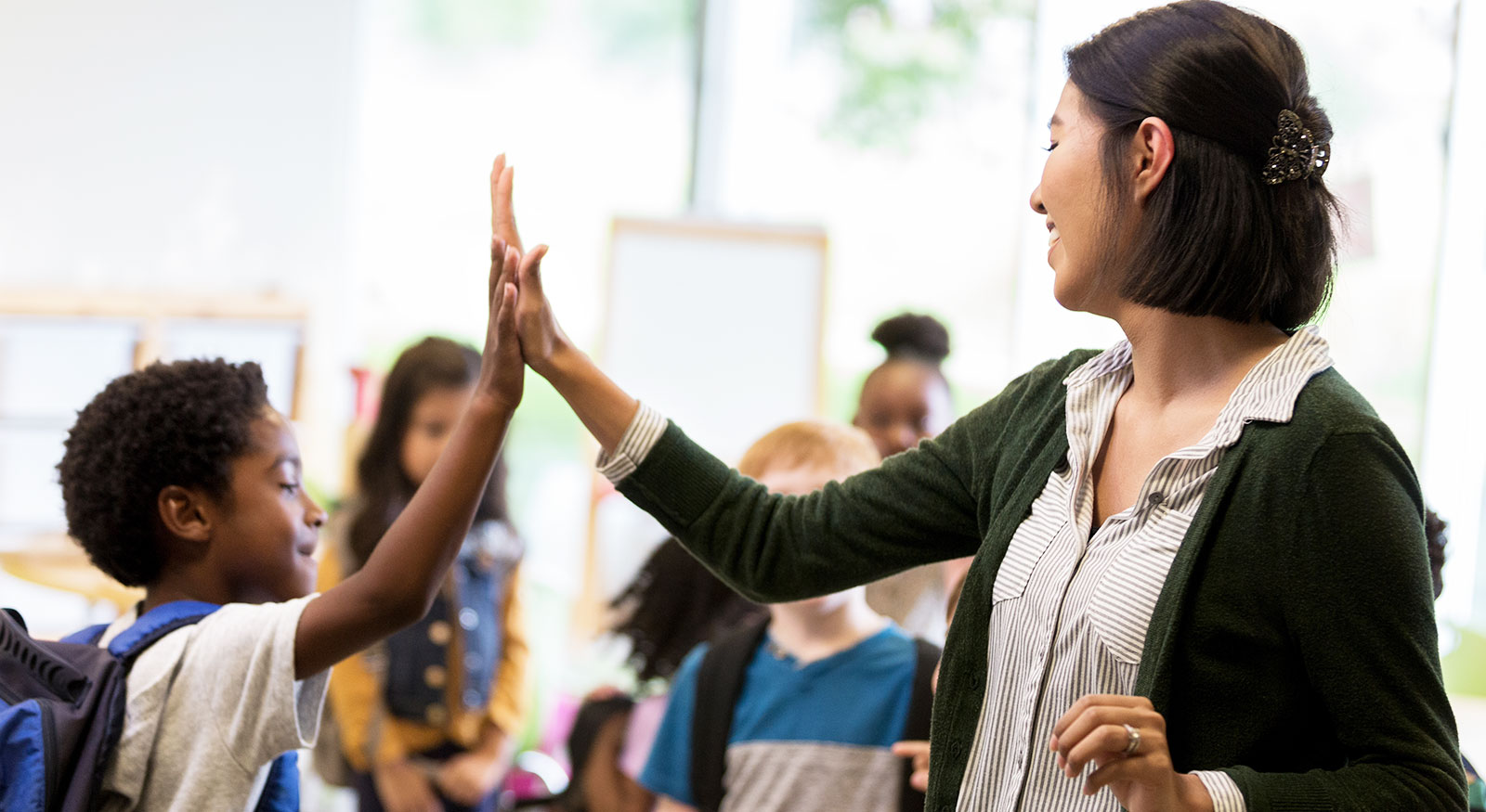 Nauczyciel wspiera i motywuje uczniów, tworząc przyjazną atmosferę wzajemnego szacunku w klasie