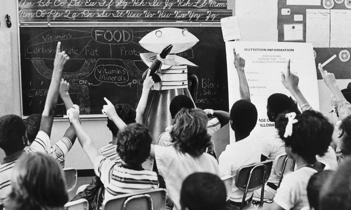 organizuj debaty z tematem i sędziami