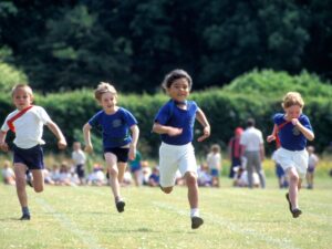 O po organizacji szkolnego dnia sportu z konkurencjami dopasowanymi do wieku uczniów