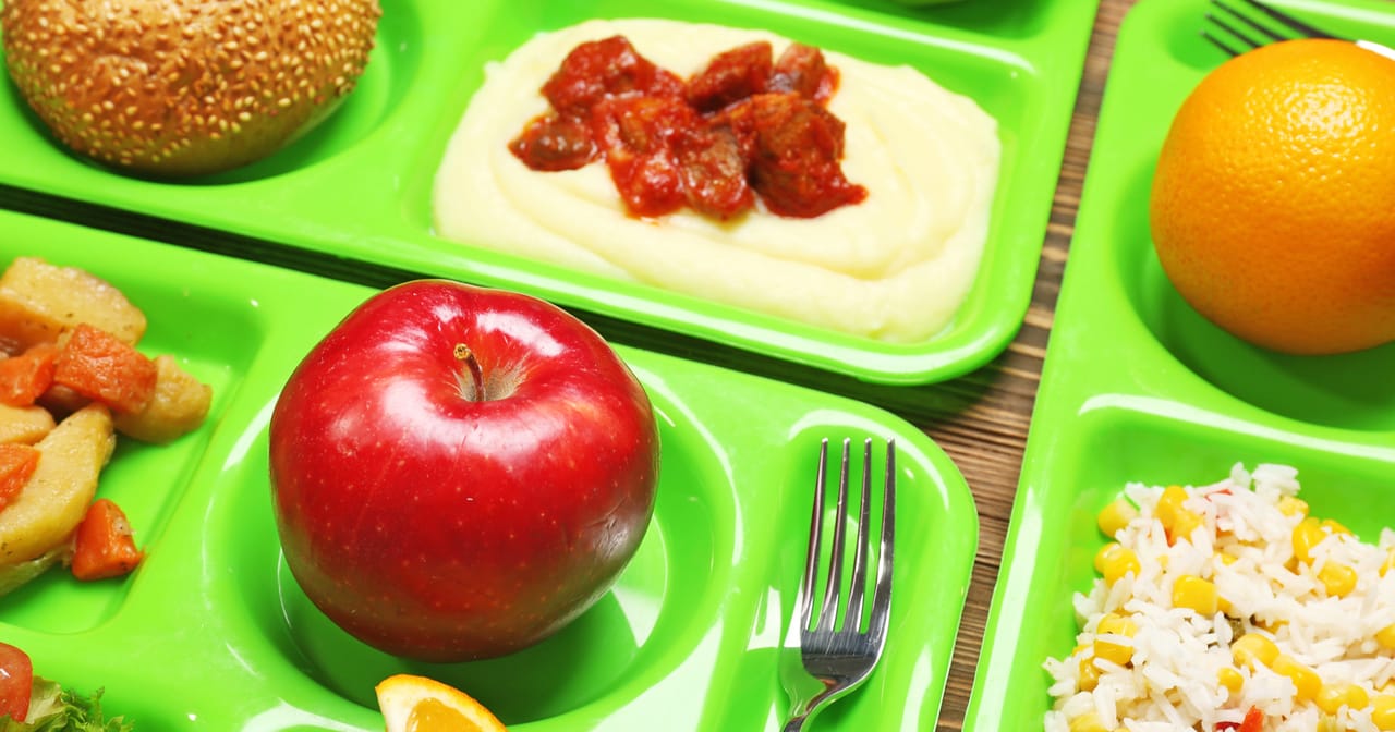 talerz z grillowanym kurczakiem brokułami i kaszą na stole