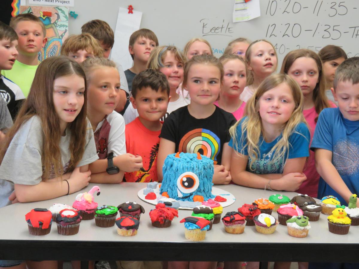 nauczycielka z uczennicą przegląda zeszyt z dokumentacją projektu