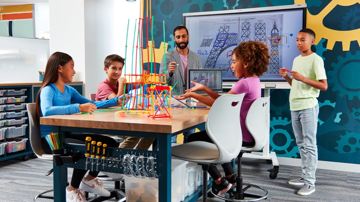 drukarka 3D drukuje model ludzkiego serca w szkolnym warsztacie