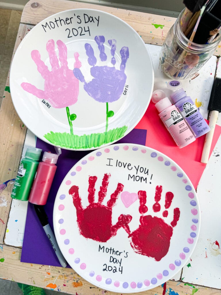 dziewczynka wycina nożyczkami serca z kolorowego papieru brokatowego