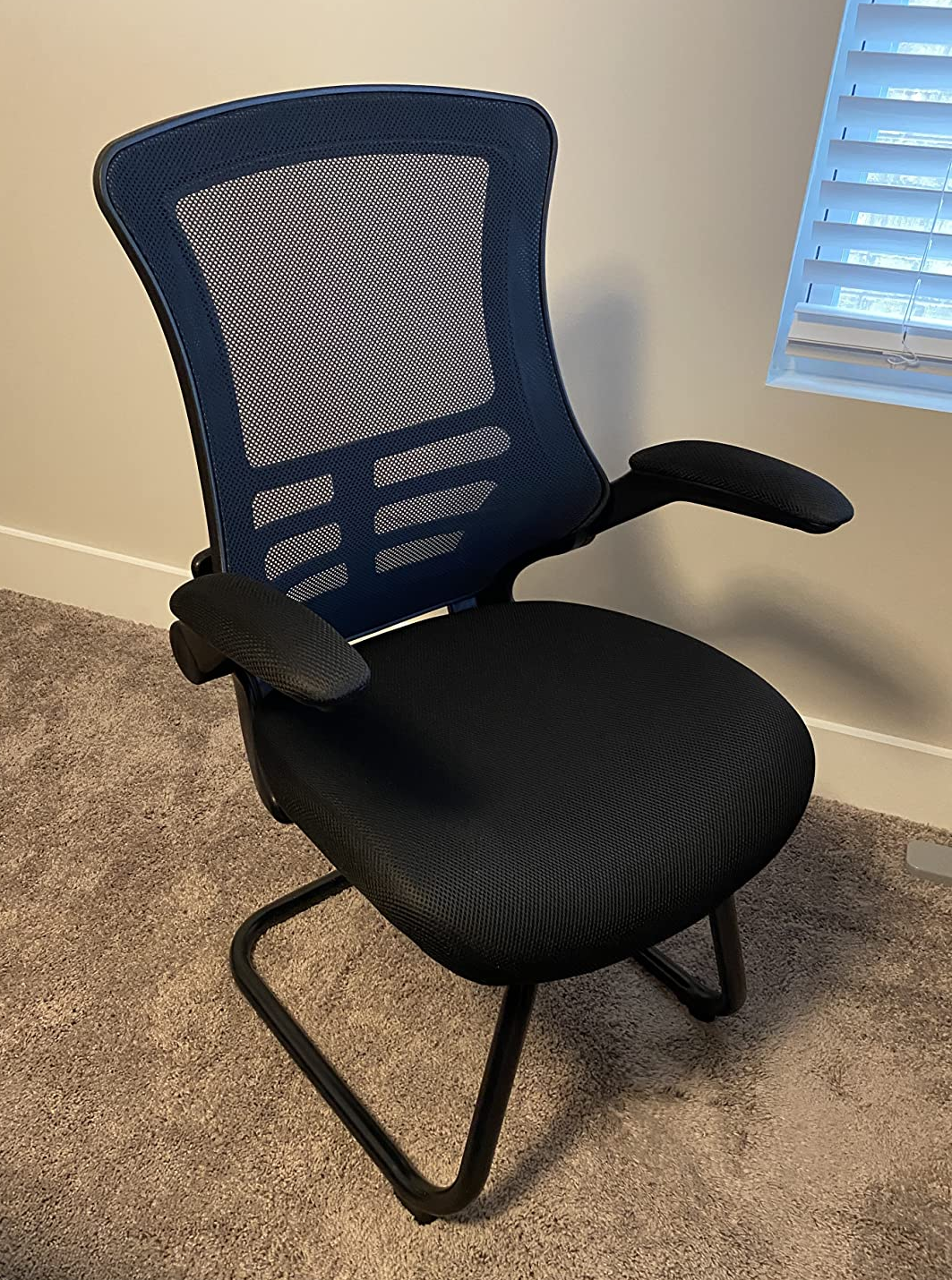 dziecko regulujące wysokość siedziska ergonomicznym krzesła przy biurku szkolnym