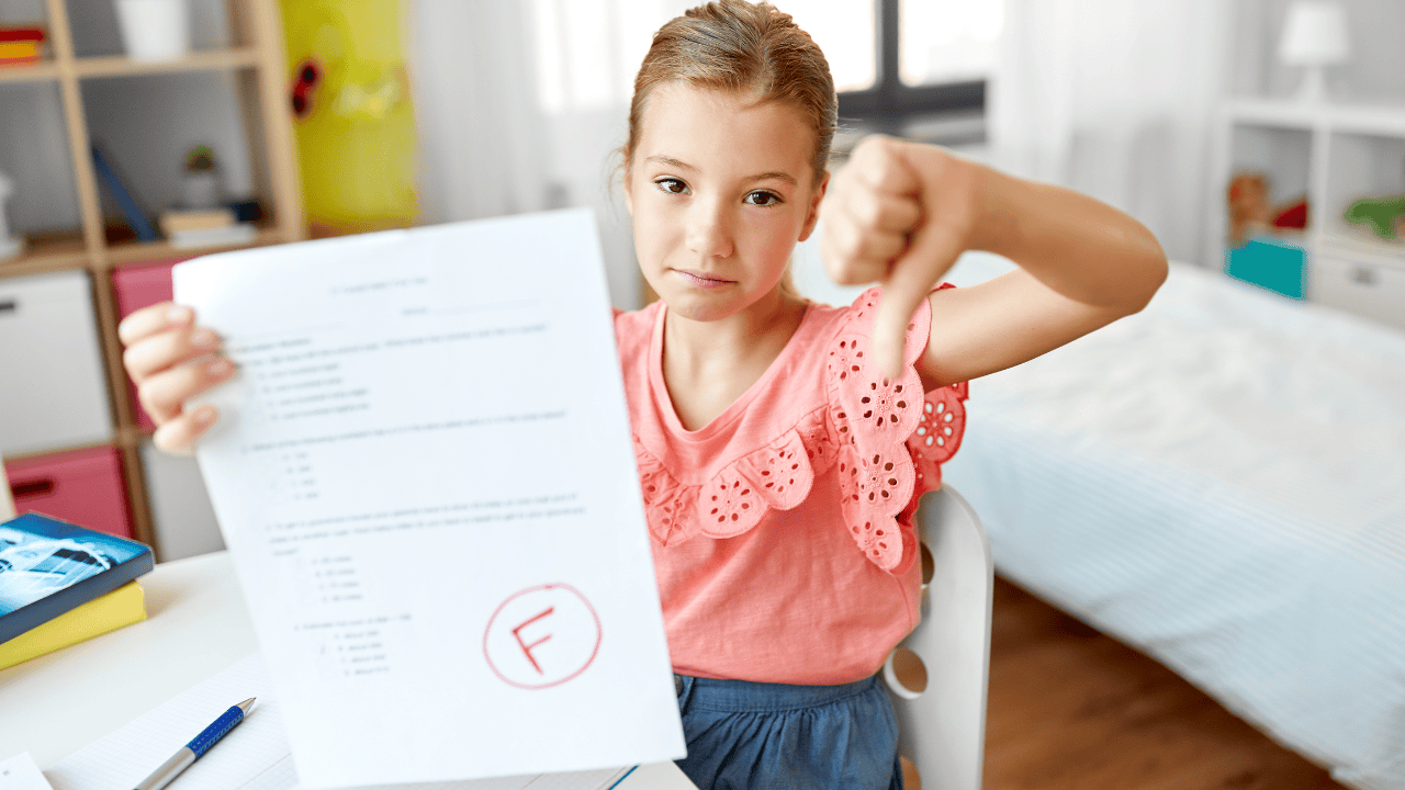 rodzic tulący smutne dziecko po nieudanym zadaniu szkolnym przy stole