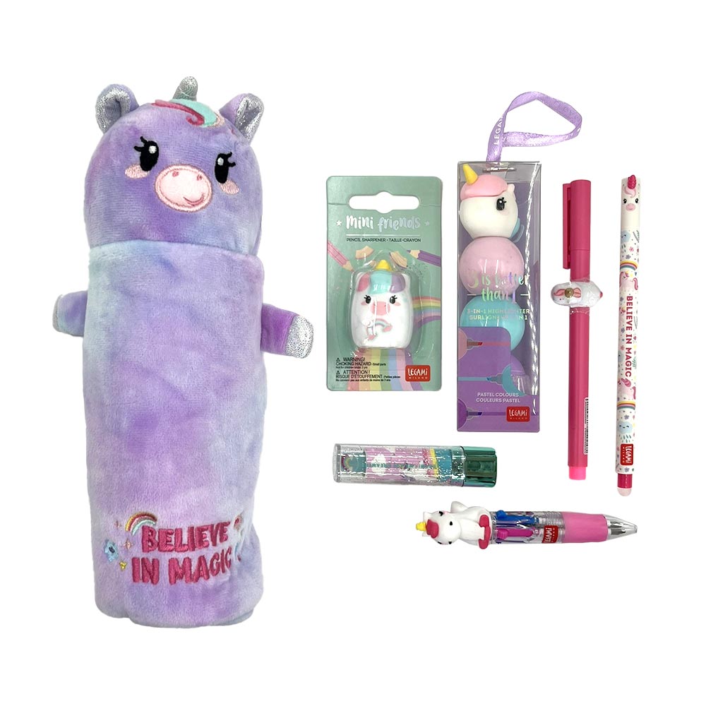 pusty brązowy piórnik leżący na podłodze obok rozsypanych kredek