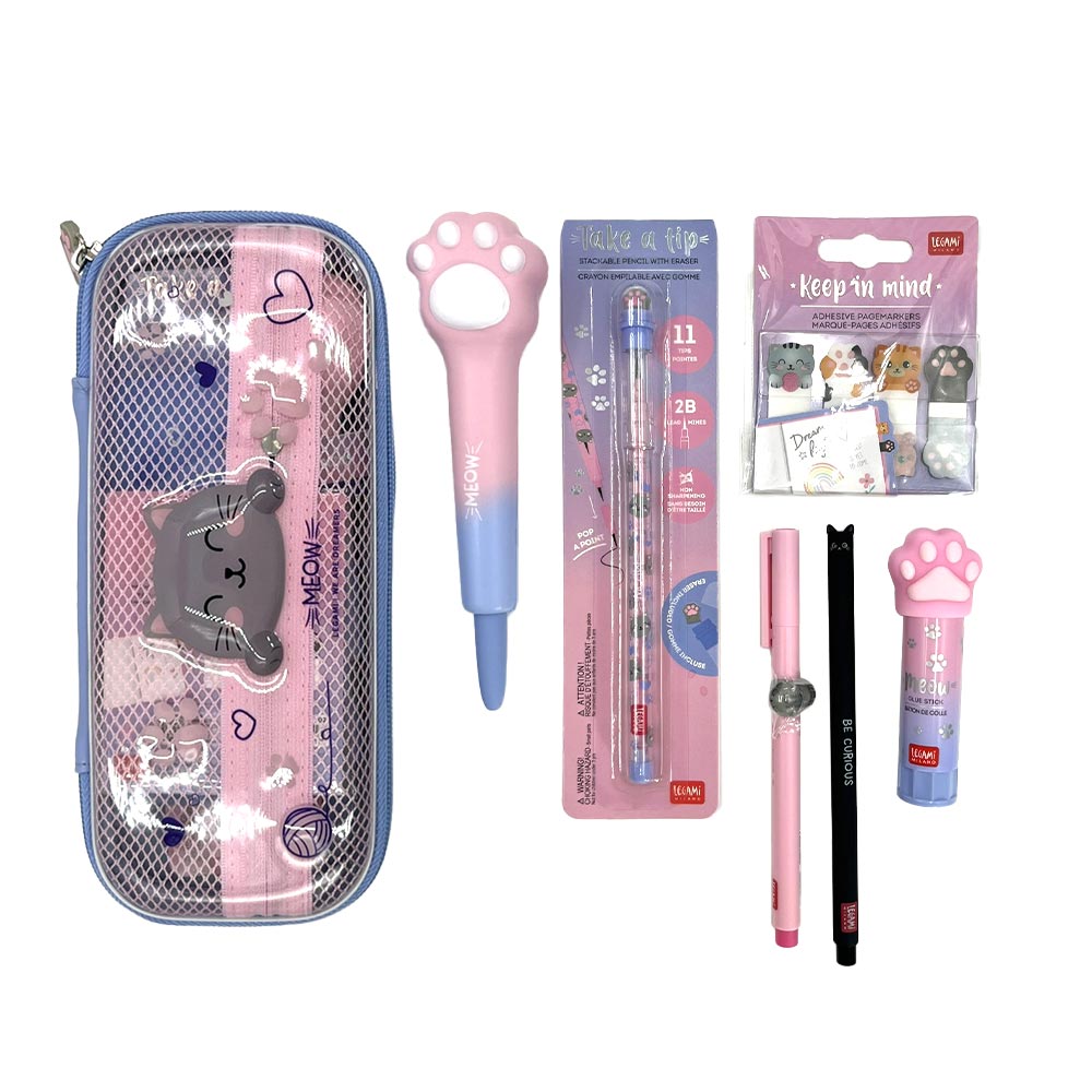 zamknięty różowy piórnik stojący obok rozłożonych ołówków i pisaków na macie