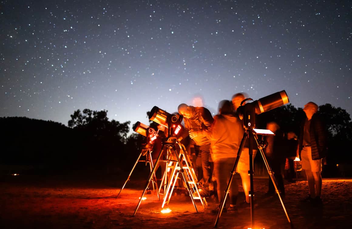 Teleskop, lornetka, mapa nieba: od czego zacząć swoją przygodę z obserwacją gwiazd?