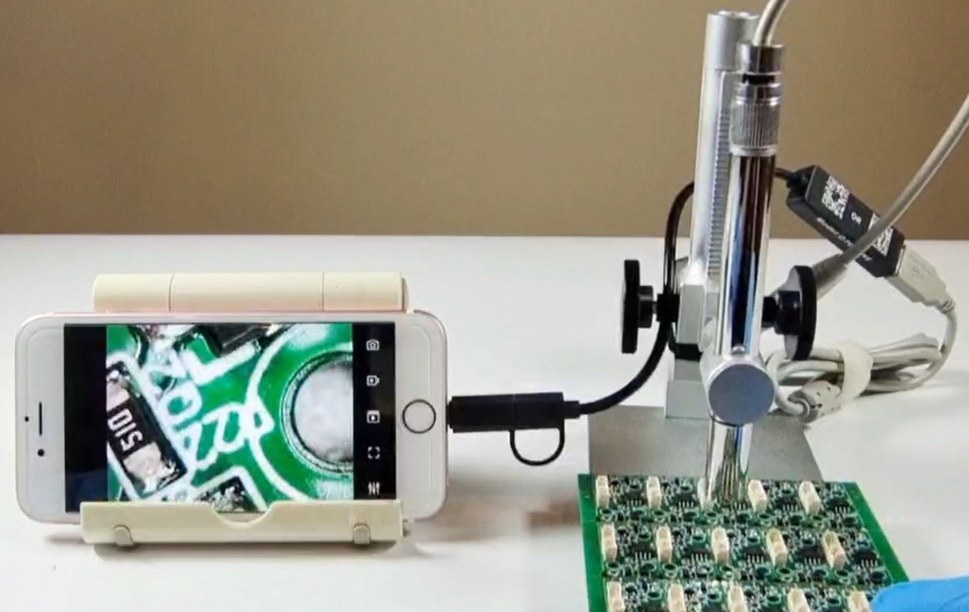 mikroskop cyfrowy USB podłączony kablem do portu laptopa na biurku szkolnym