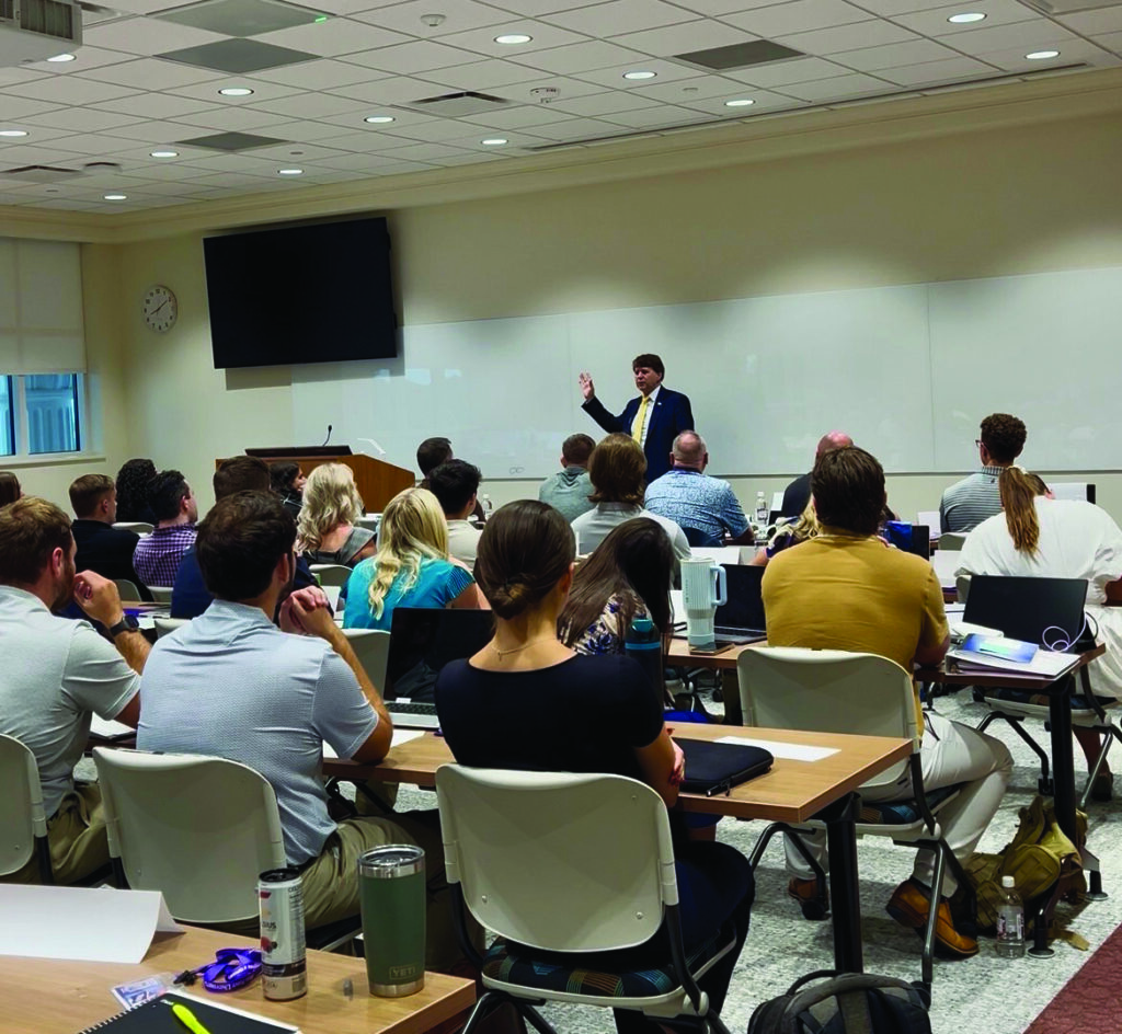 nauczycielka prowadzi wideolekcję z uczniami na ekranie laptopa w domu