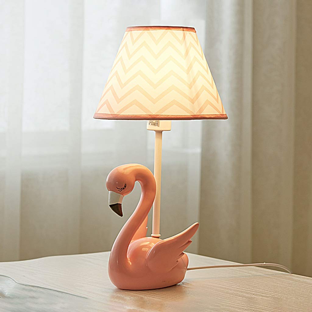 lampa emitująca ciepłe żółte światło na blacie biurka