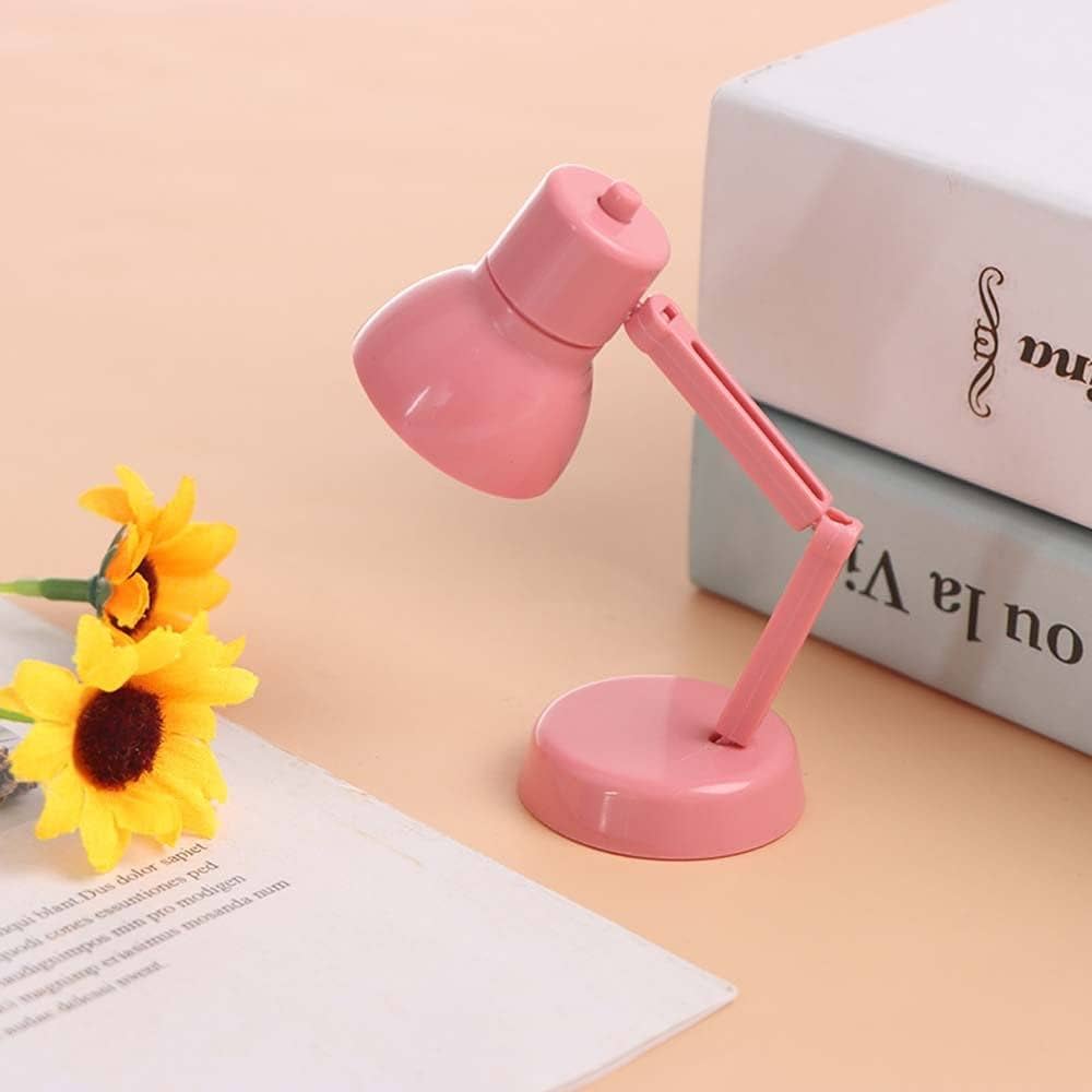 dziecko przy biurku czyta książkę pod lampą z ochroną oczu