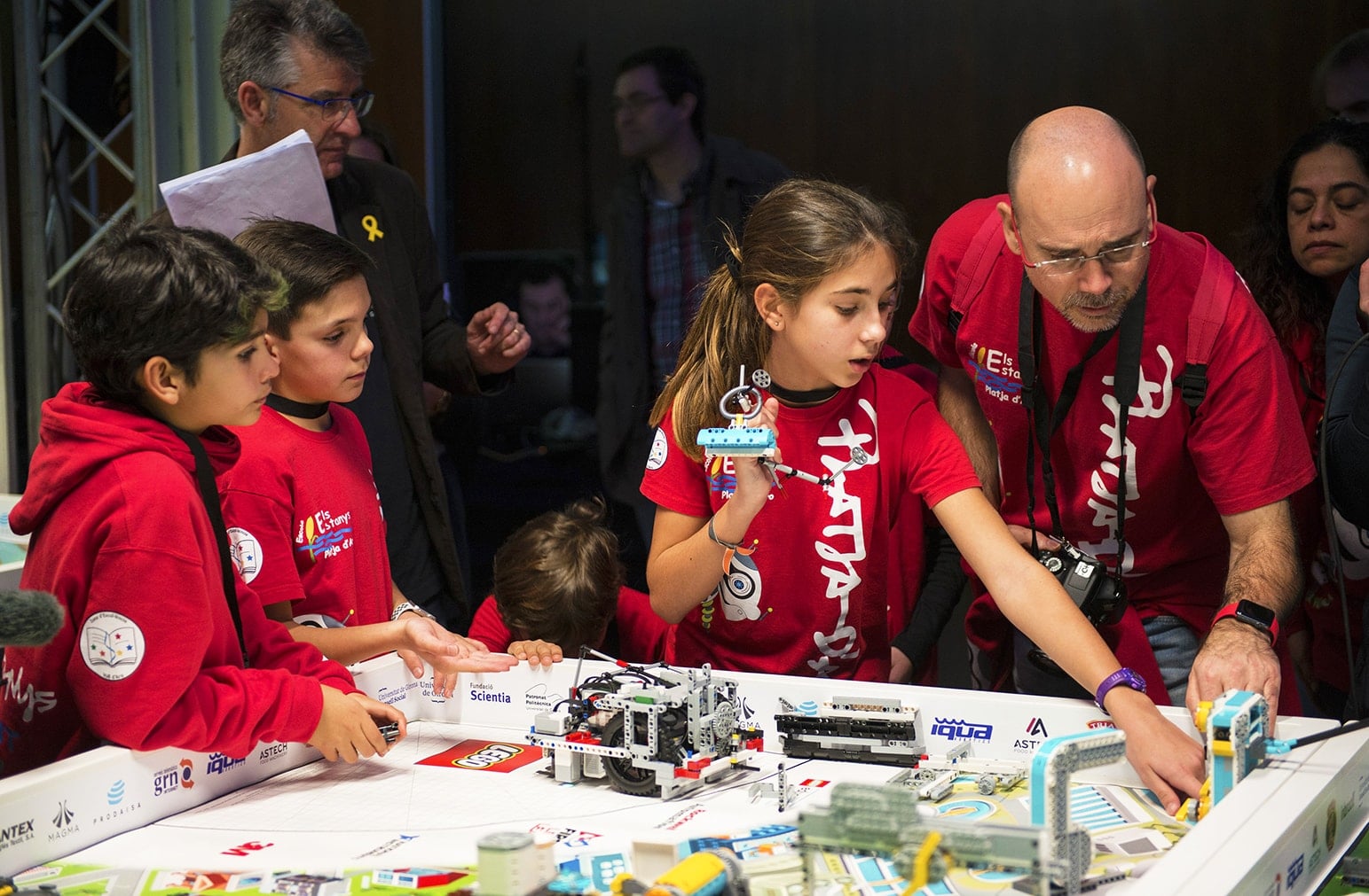 małe dziecko steruje robotem Bee-Bot po planszy z polami strzałek