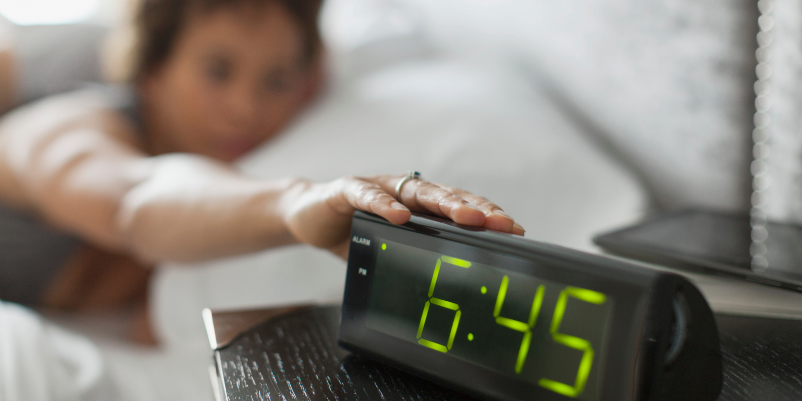 pokój dziecka z zegarkiem budzącym melodyjną piosenką szkolną rano