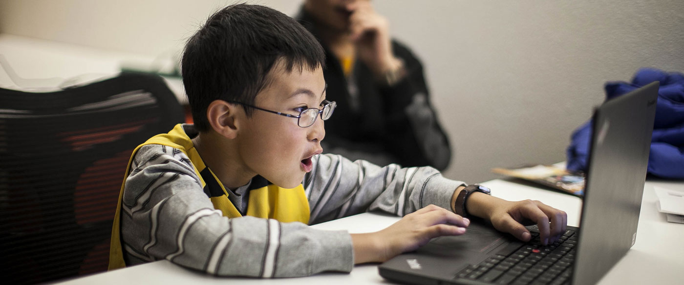 nauczycielka demonstruje algorytm układając klocki logiczne z dziećmi