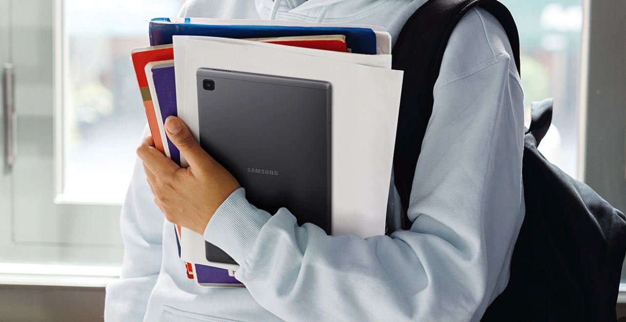 uczeń rozwiązujący test interaktywny na tablecie z timerem