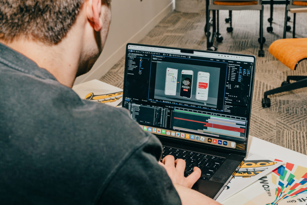 ekran laptopa pokazujący wideokonferencję z nauczycielem i kolegami w oknie Zoom