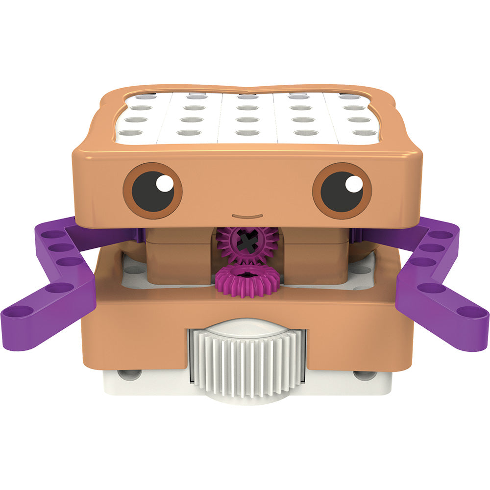 dziecko poprawia kod myszką na laptopie podczas lekcji z błędami