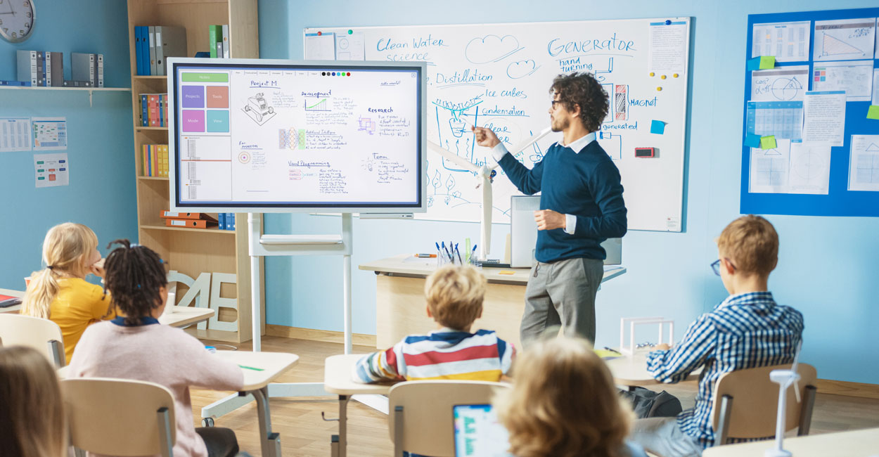 uczeń w goglach AR widzi nakładane cyfrowe obiekty na podręcznik