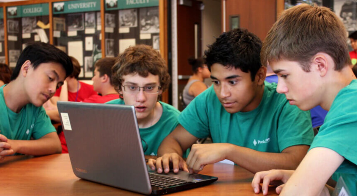 nauczyciel mierzący temperaturę wrzącej wody termometrem w klasie