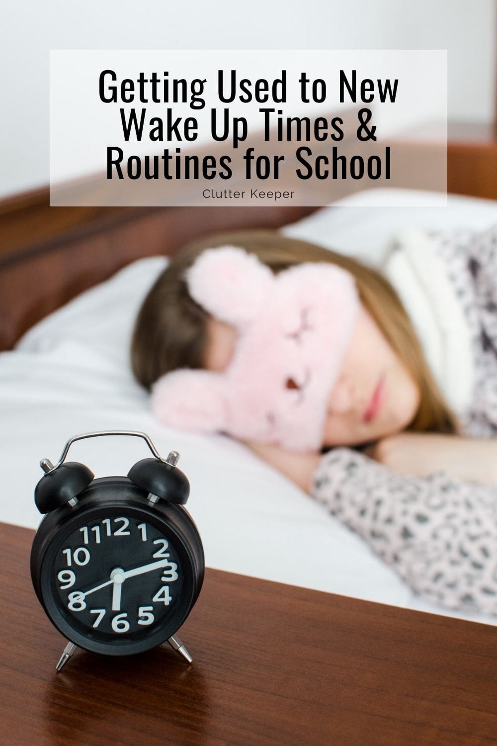 budzik z projektorem wyświetlający gwiazdy na suficie sypialni dziecka