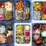 dzieci w szkolnej stołówce jedzą warzywa owoce i jogurty przy stołach