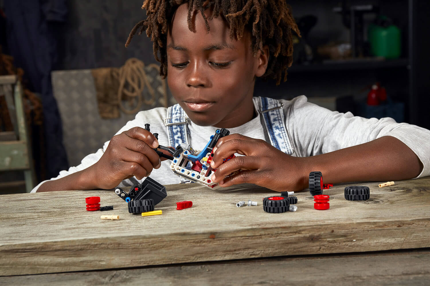 dziewczynka wkręcająca śrubki w silnik lego technic