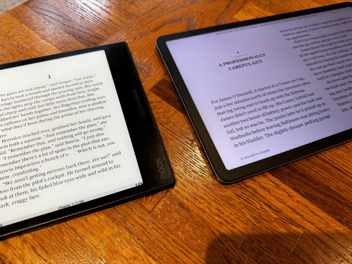 czytnik e-booków z książką w tle na drewnianym stole