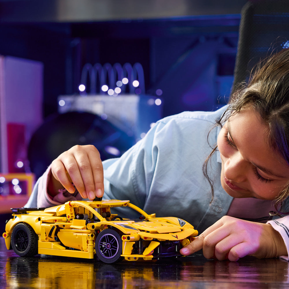 dziecko testujące ruchome elementy dźwigu lego technic