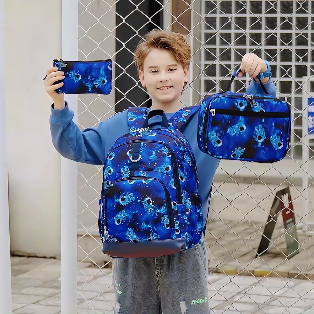 Wnętrze tornistra z przegródkami na książki i piórnik otwarty na stole