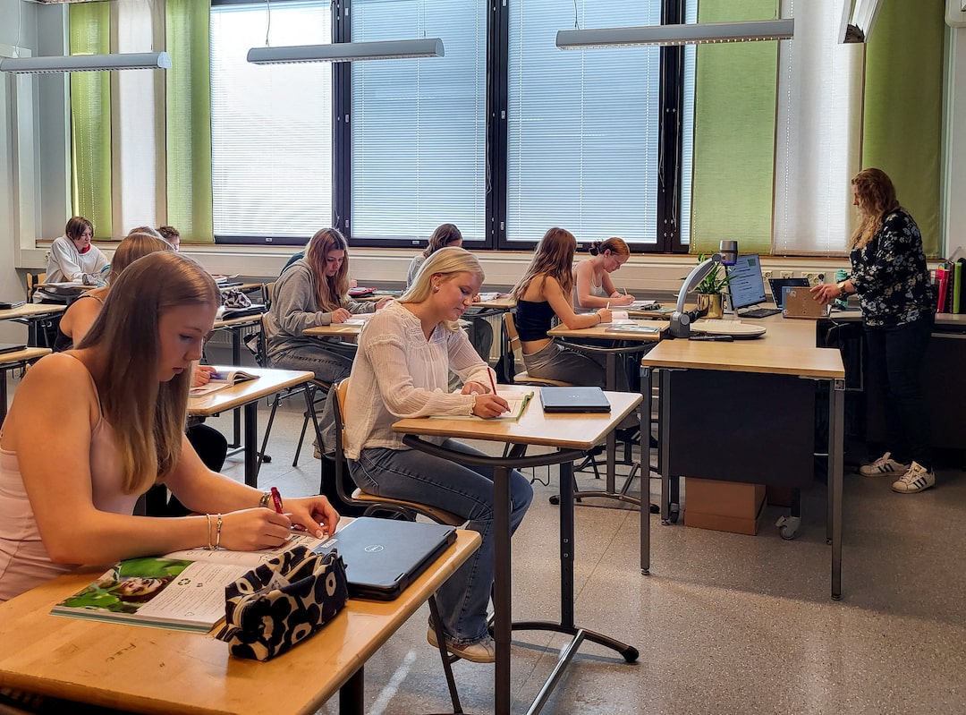 nauczyciel prowadzi lekcję matematyki przy tablicy z uczniami w klasie