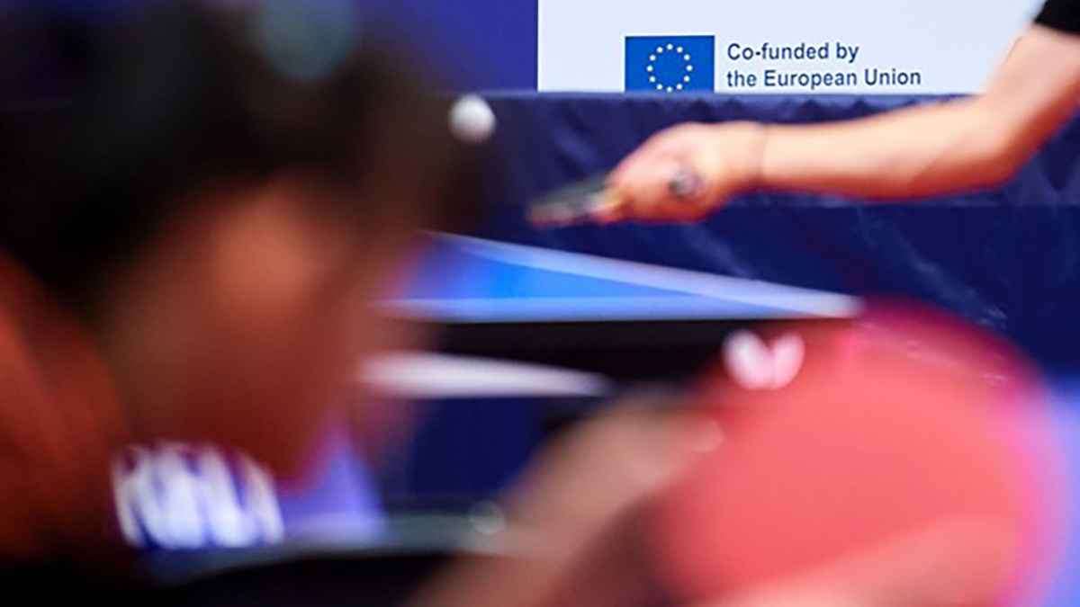lekcja o projektach unijnych w klasie nauczycielka wyjaśniająca uczniom projekt finansowany z funduszy europejskich
