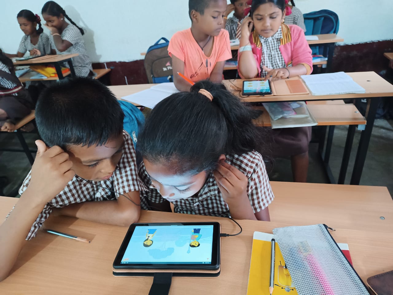 wideo lekcyjne na tablecie dziewczynka oglądająca wideo edukacyjne na tablecie w bibliotece szkolnej