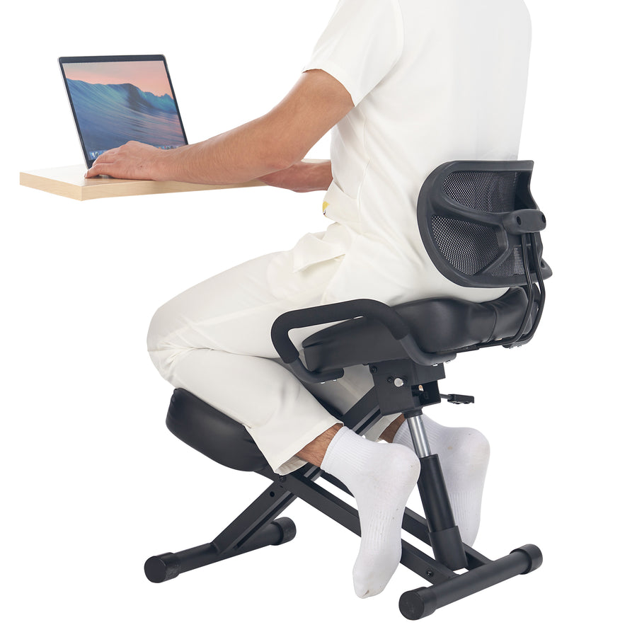 ergonomiczne versus zwykłe krzesło porównanie ergonomicznego krzesła z zwykłym drewnianym przy biurku ucznia
