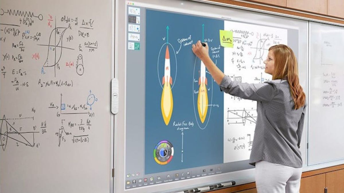 nauczyciel matematyki rysuje trójkąty i koła które zmieniają kolory na tablicy