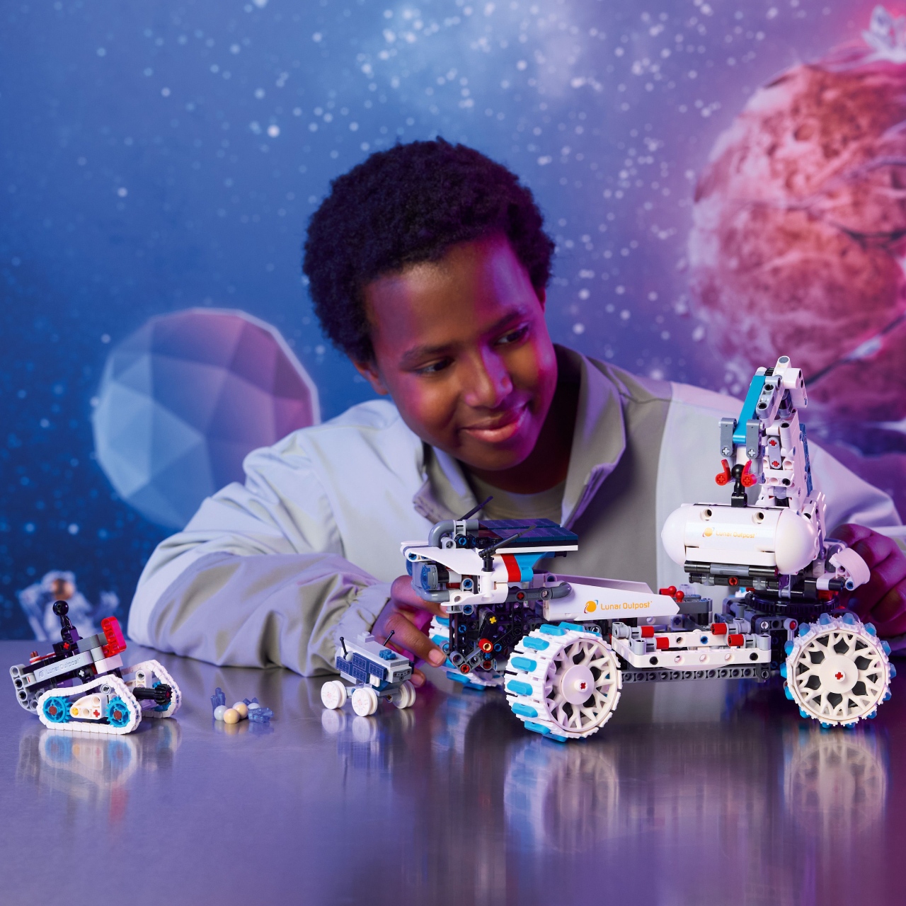 dziecko uruchamia silnik w lego technic dziecko podłączające silnik do modelu lego technic