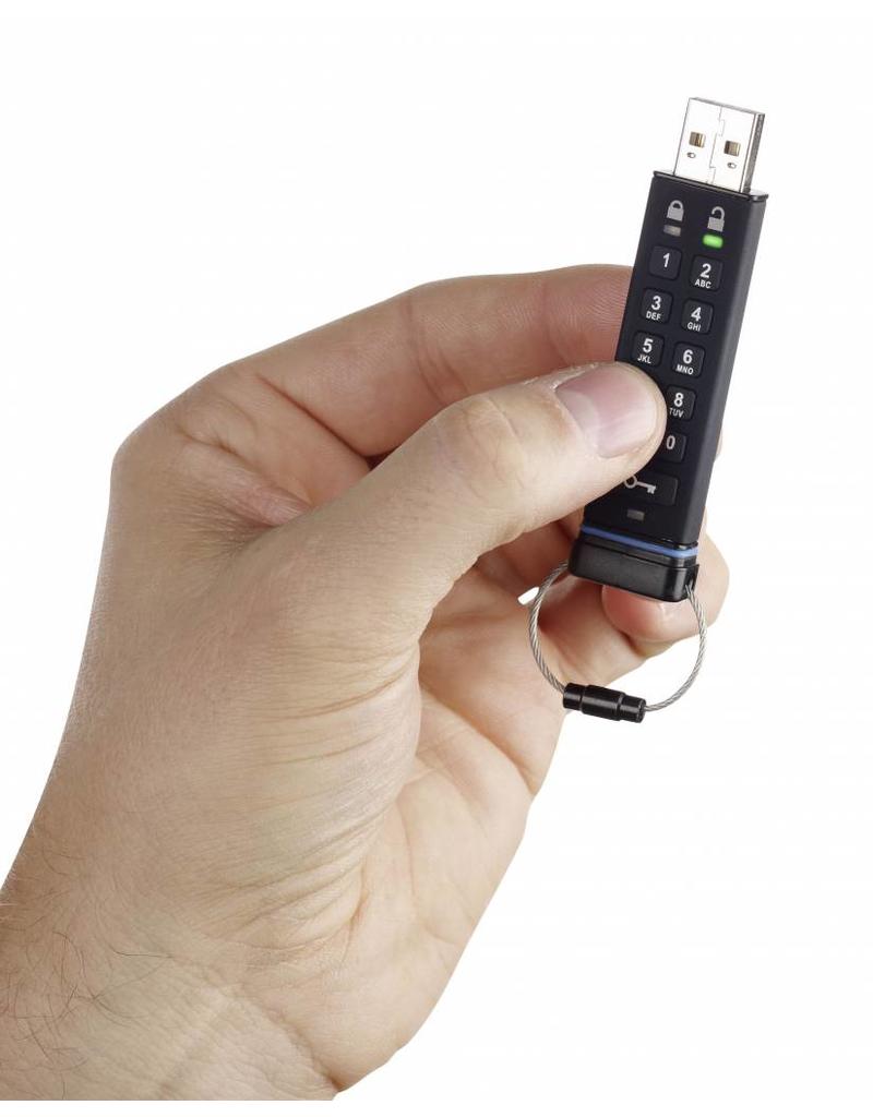 pendrive zabezpieczony w szkole pendrive zabezpieczony hasłem na ławce szkolnej z plecakiem w tle