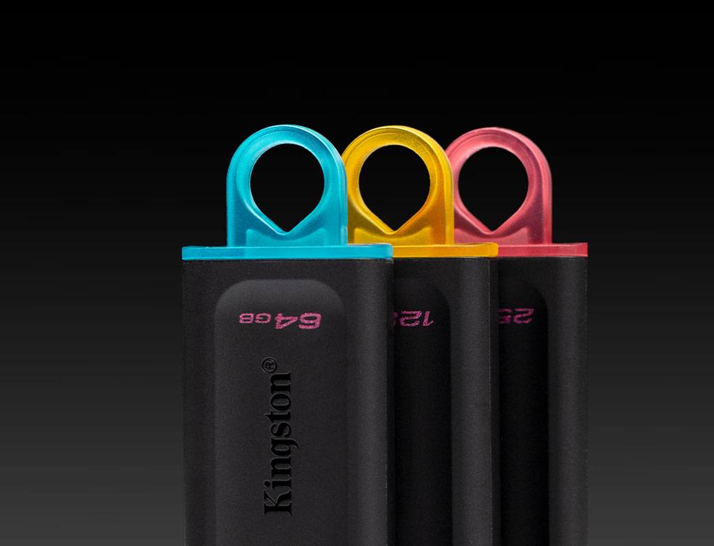 dysk szyfrowany w kieszeni pendrive w kieszeni bluzy szkolnej z widocznym logo szyfrowania