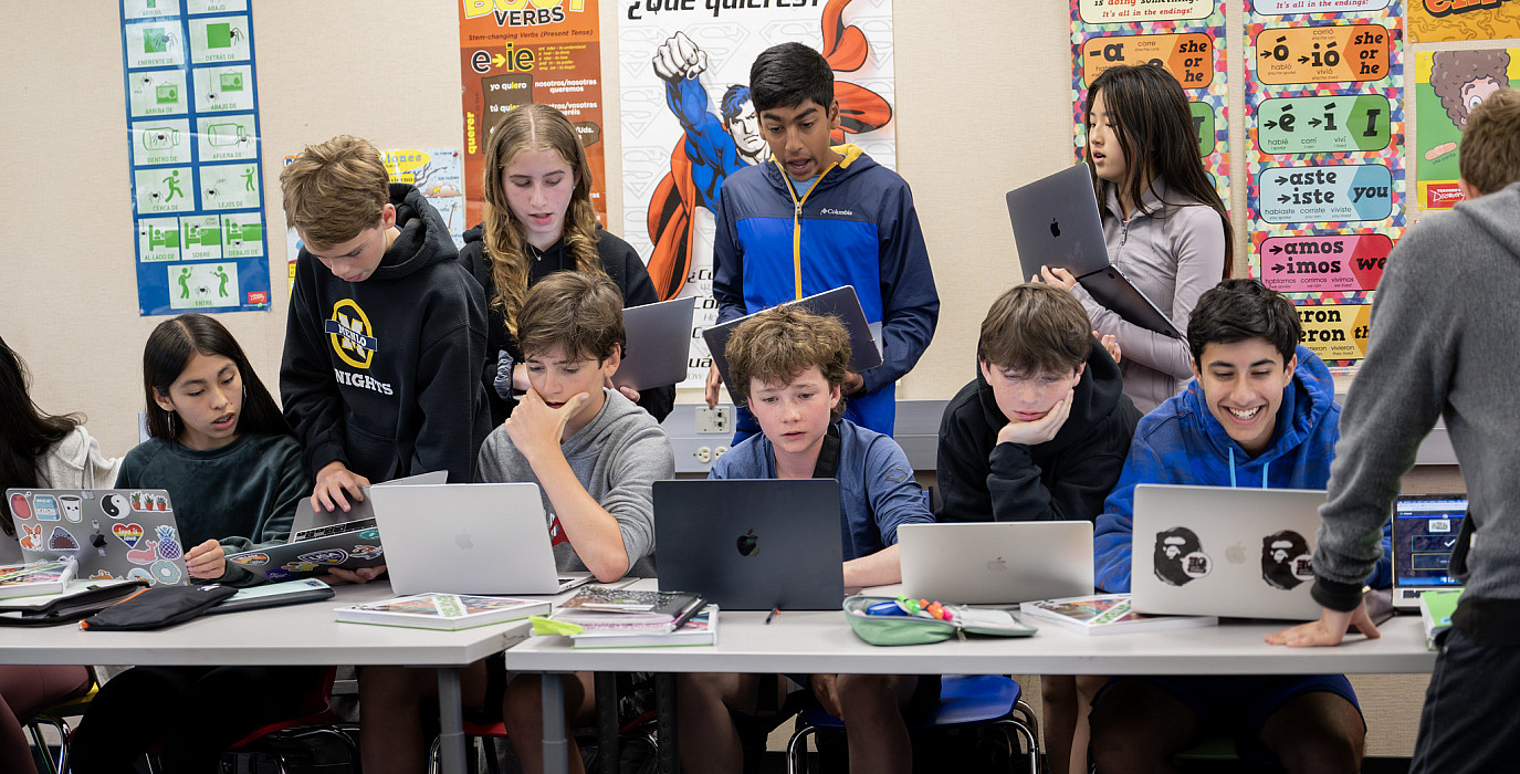 programista w technikum przy kodzie młody programista analizujący kod na laptopie w sali komputerowej
