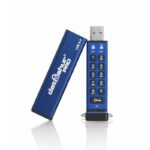 pendrive z szyfrowaniem biometrycznym w dłoni na tle szkoły