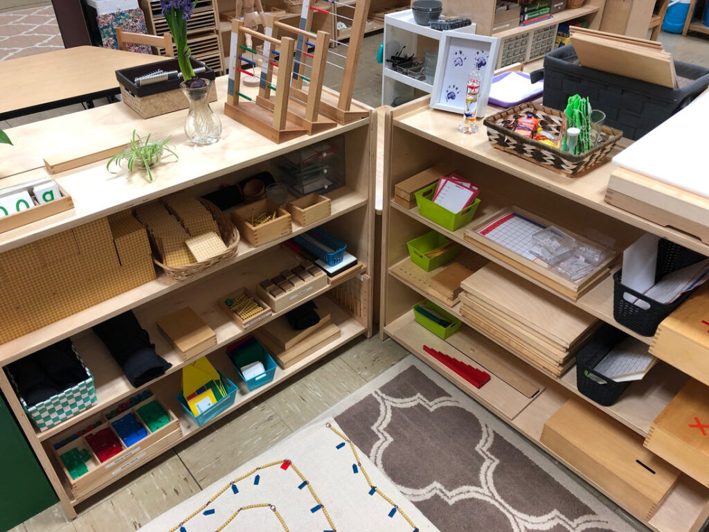 uczniowie w klasie szkoły montessori pracujący z materiałami edukacyjnymi