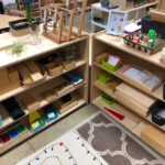 uczniowie w klasie szkoły montessori pracujący z materiałami edukacyjnymi