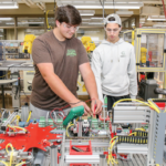technik elektryk na budowie