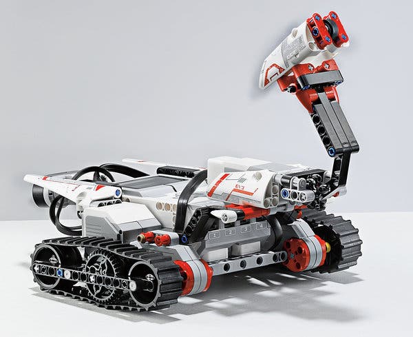 Laboratoryjny robot EV3 LEGO analizowany w czasie testów stabilności toru jazdy