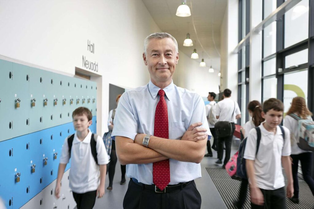 Pedagog szkolny rozważający możliwość objęcia stanowiska dyrektora placówki