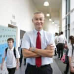 Pedagog szkolny rozważający możliwość objęcia stanowiska dyrektora placówki