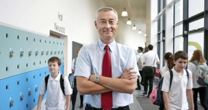 Pedagog szkolny rozważający możliwość objęcia stanowiska dyrektora placówki