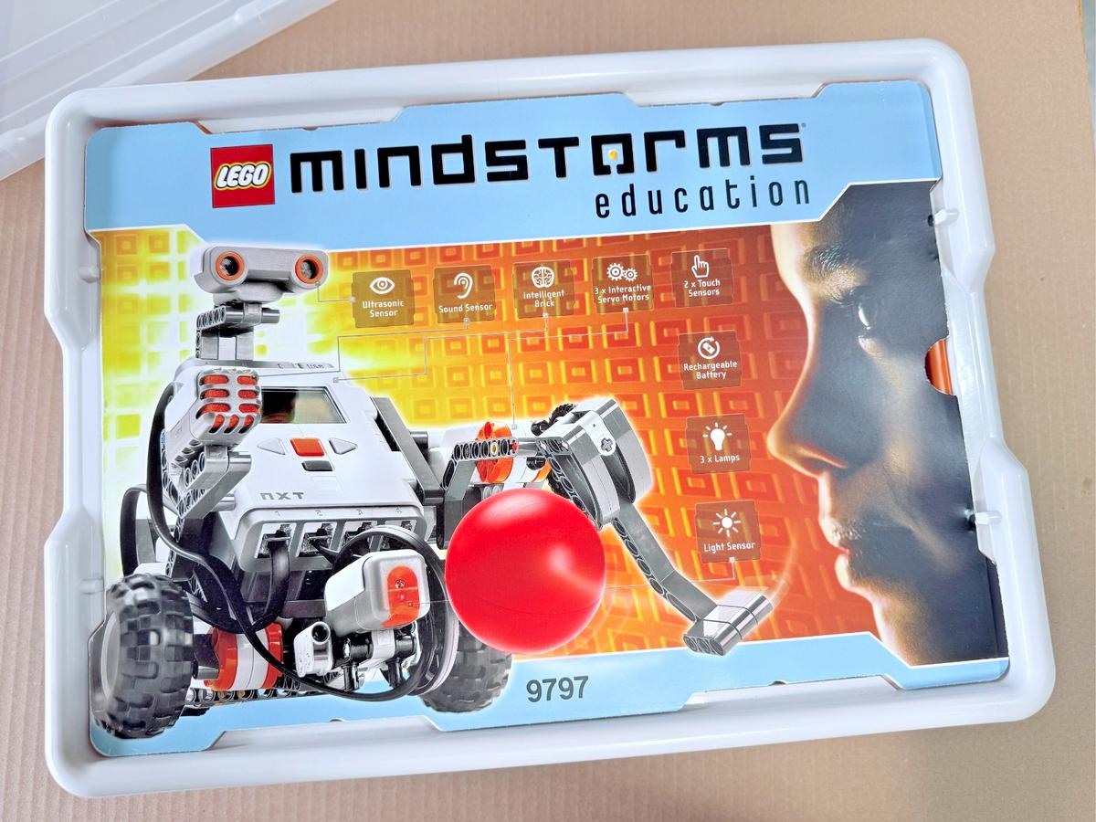 Silnik LEGO Mindstorms napędzający robota w czasie sterowania kierunkiem ruchu