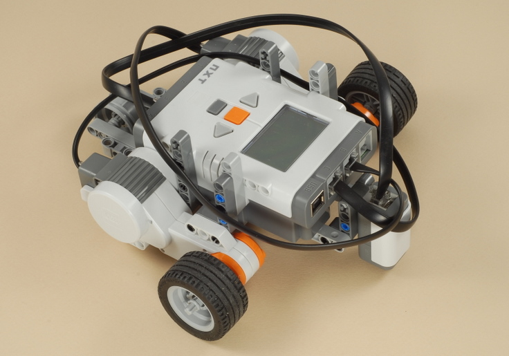 Test czujnika koloru LEGO Mindstorms w czasie kalibracji odczytów powierzchni